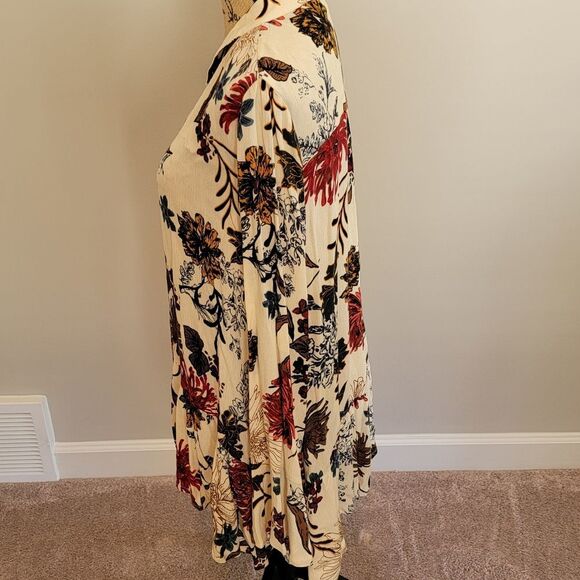 NWOT Easel floral top with tie - Picture 3 of 4